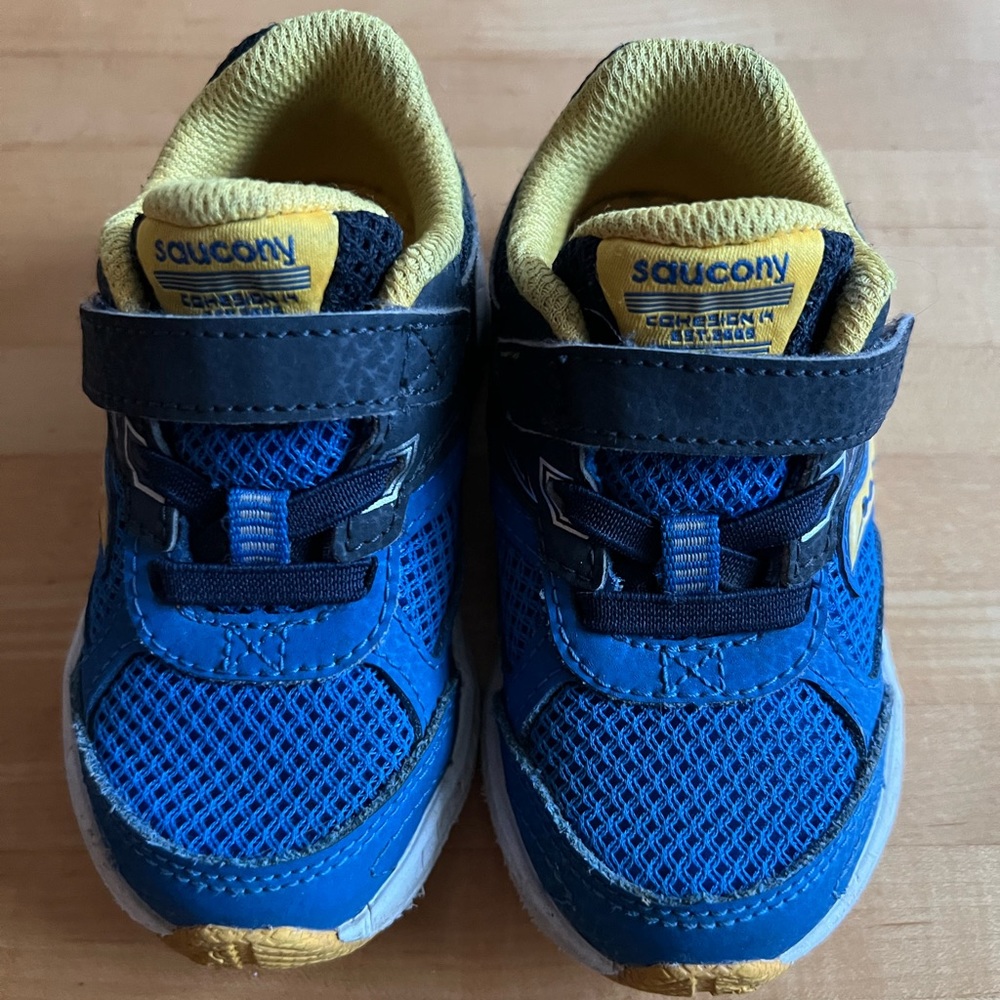 Gently used Saucony walkers size 6c